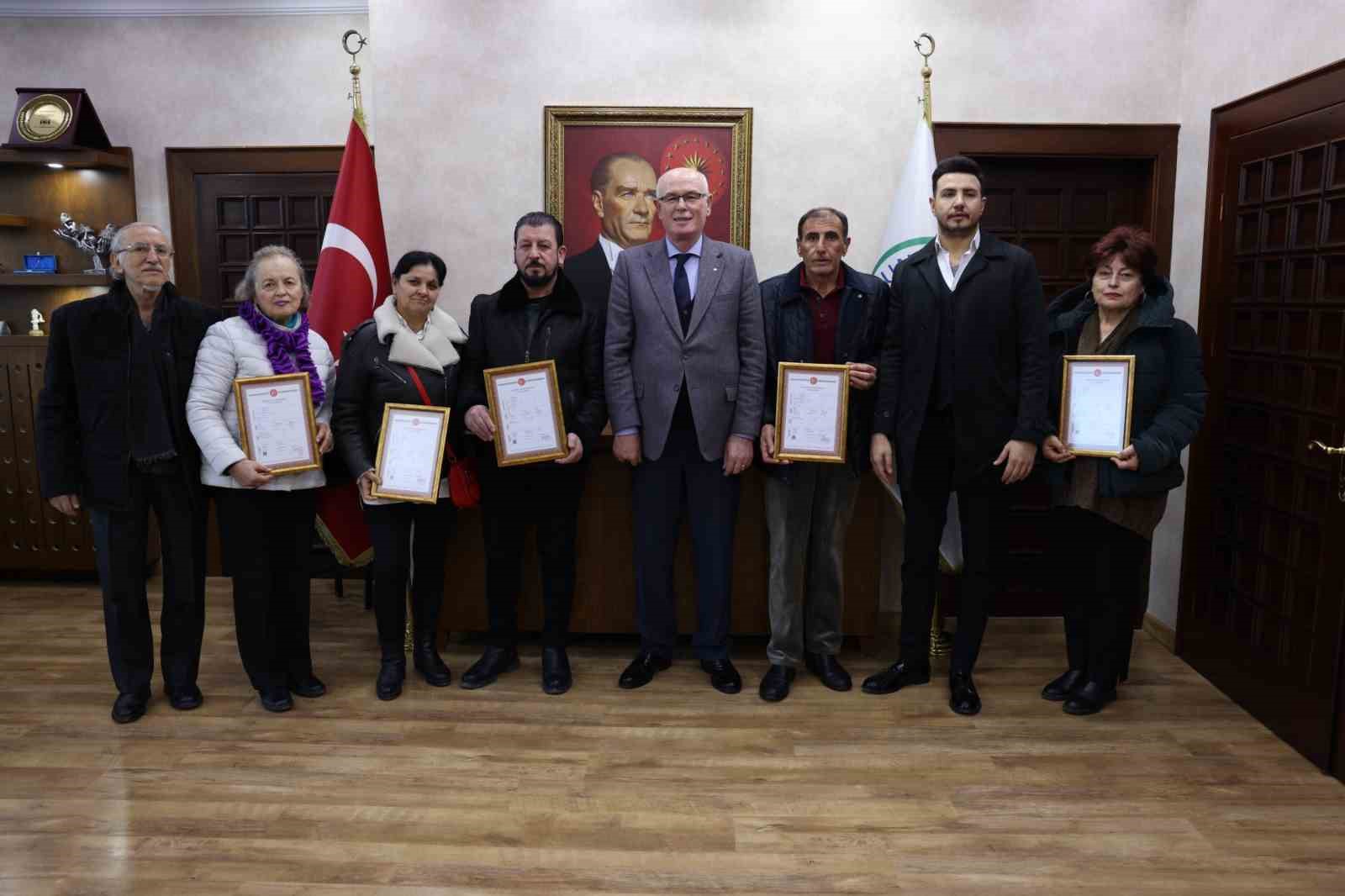 Başkan Kurt’tan Karapınar Kentsel Dönüşüm Projesi’nde 6 daire sahibine tapu teslimi
