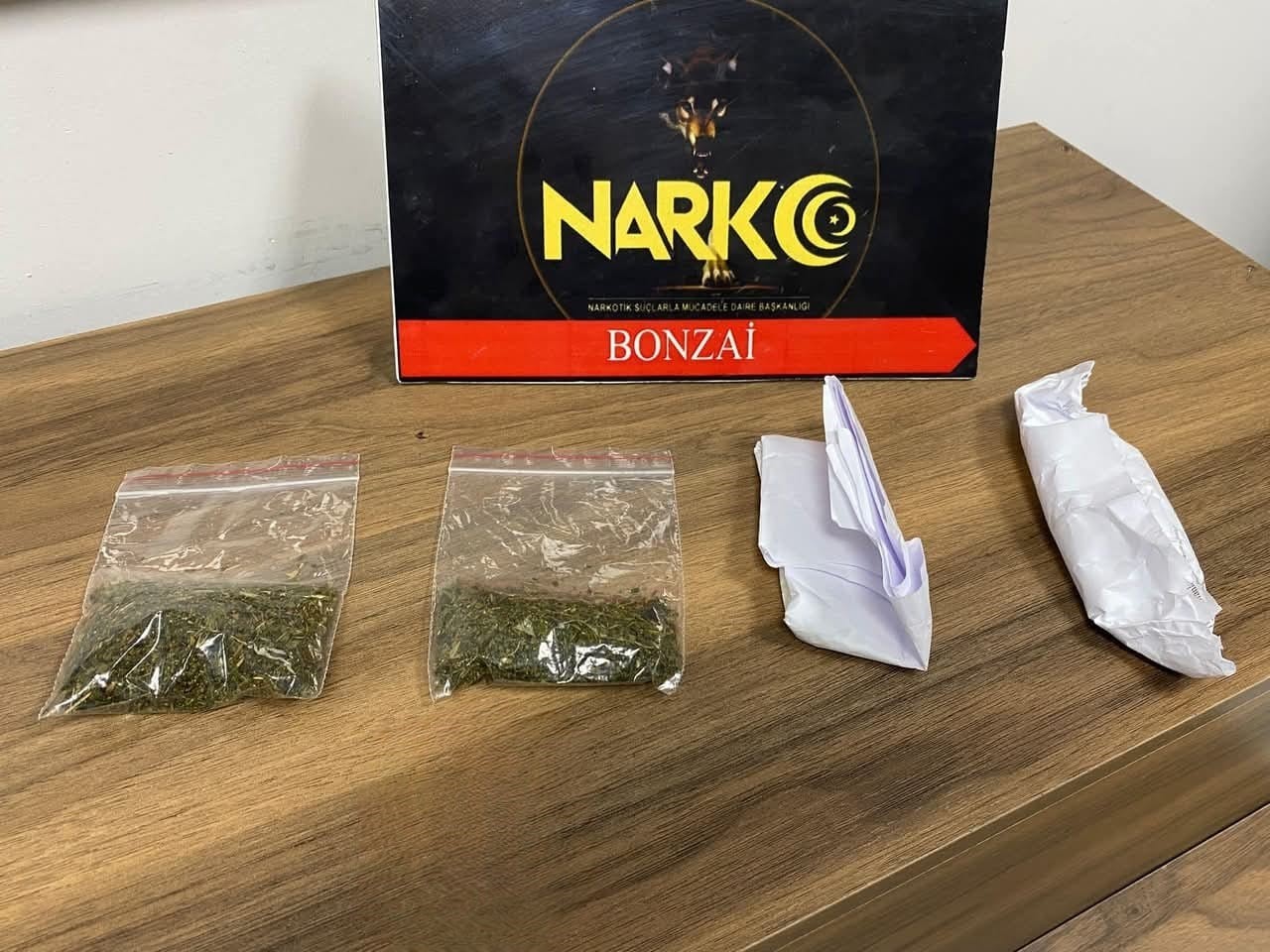 Uyuşturucu tacirleri 60 gram bonzai ile yakalandı
