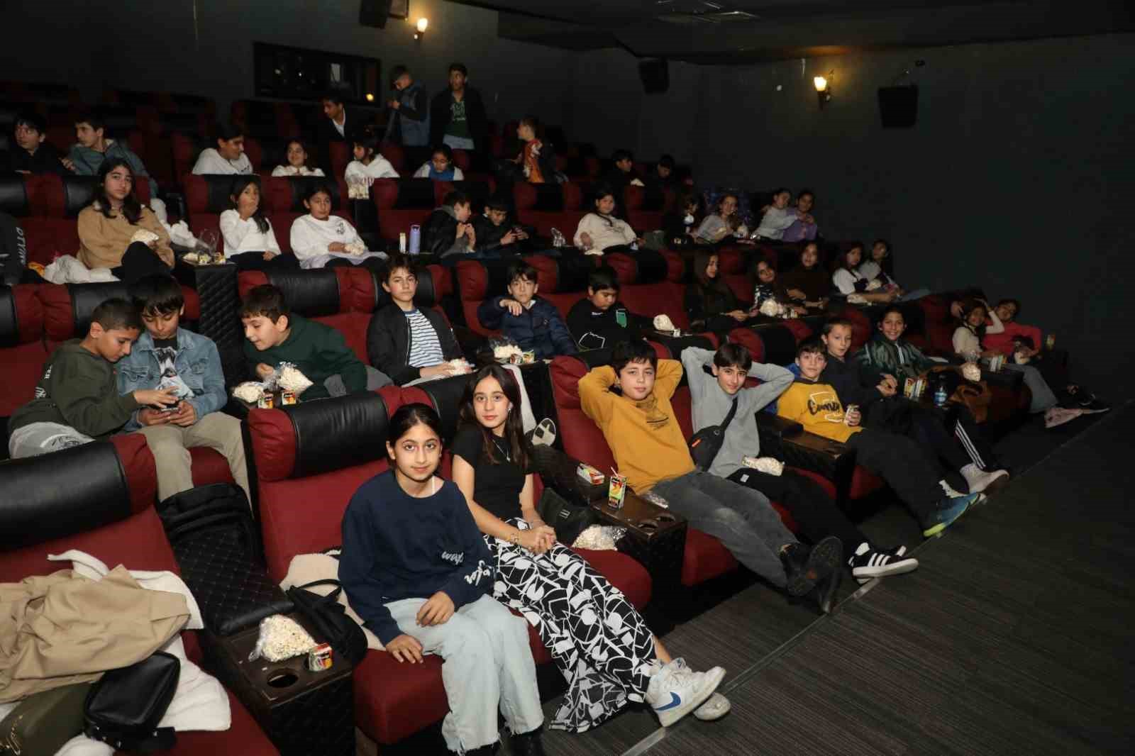 Belediyeden öğrencilere sinema etkinliği
