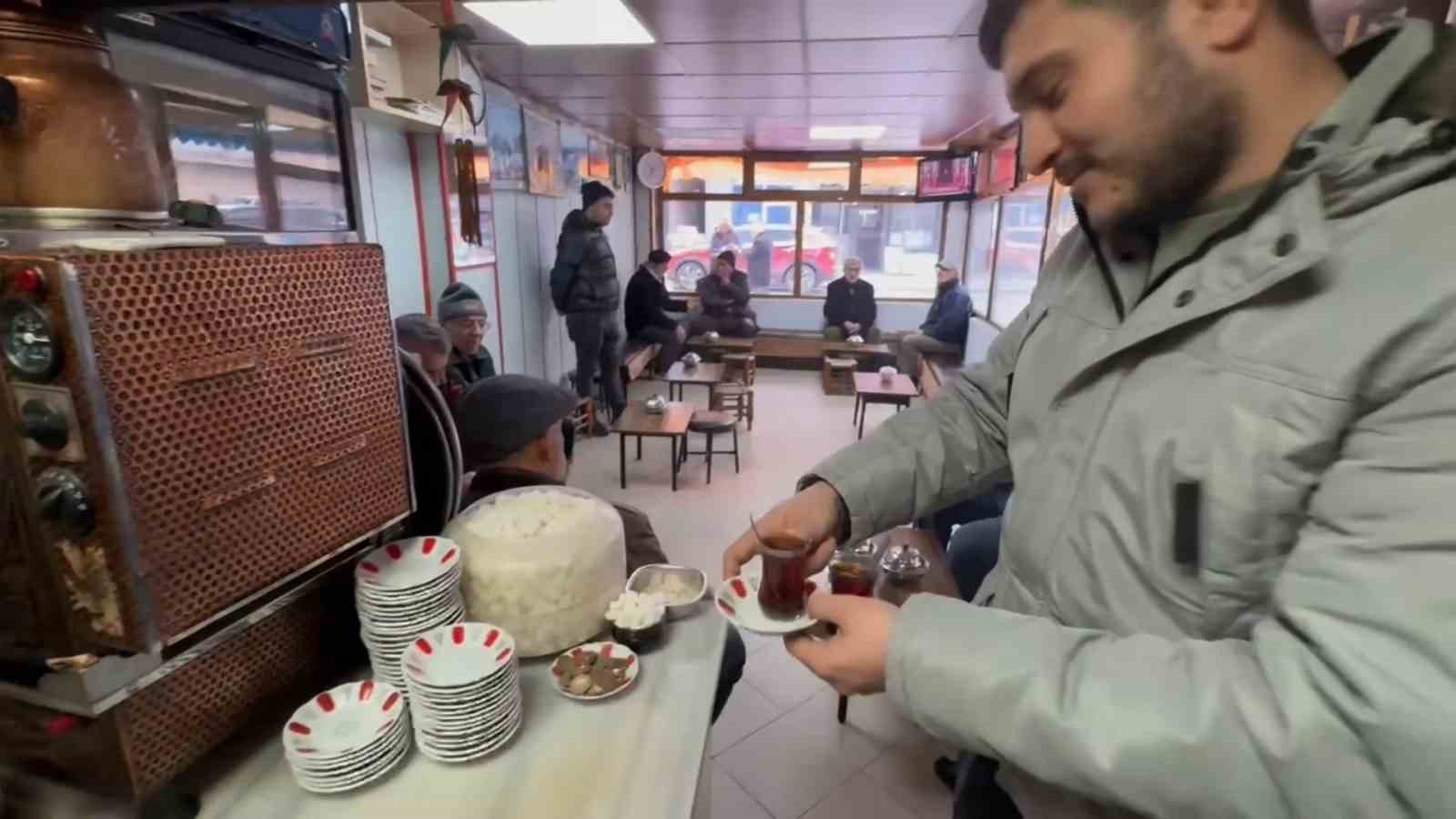 Ferdi Tayfur hayranı muhtar herkese ücretsiz Rize çayı dağıttı
