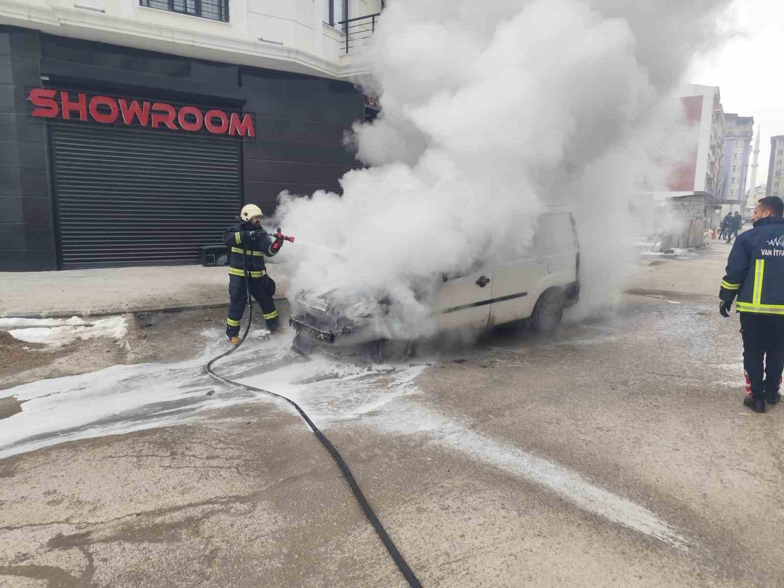 Van’da seyir halindeki araç yandı
