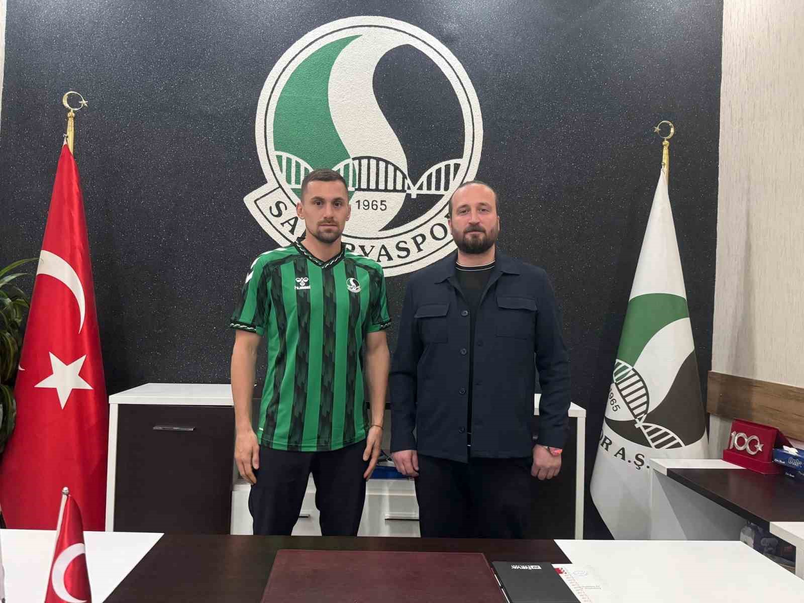 Sakaryaspor, Burak Altıparmak’ı renklerine bağladı
