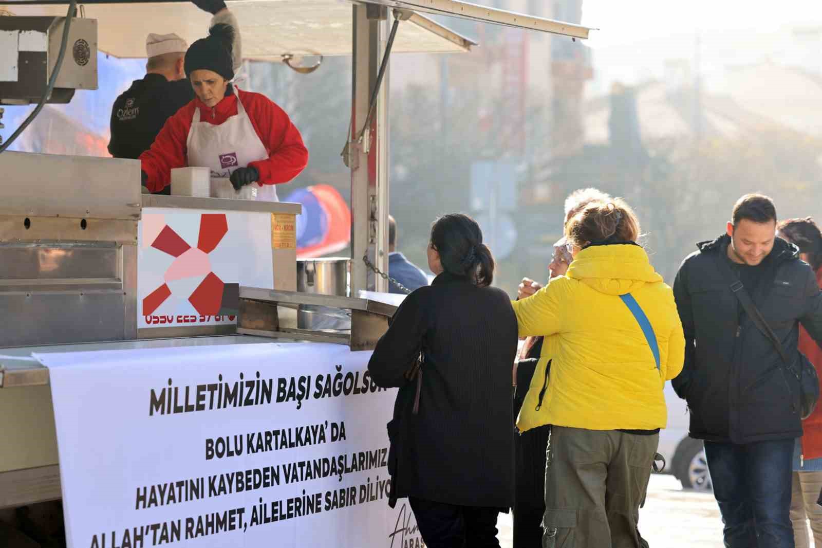 Büyükşehir yangında hayatını kaybedenler için lokma dağıttı
