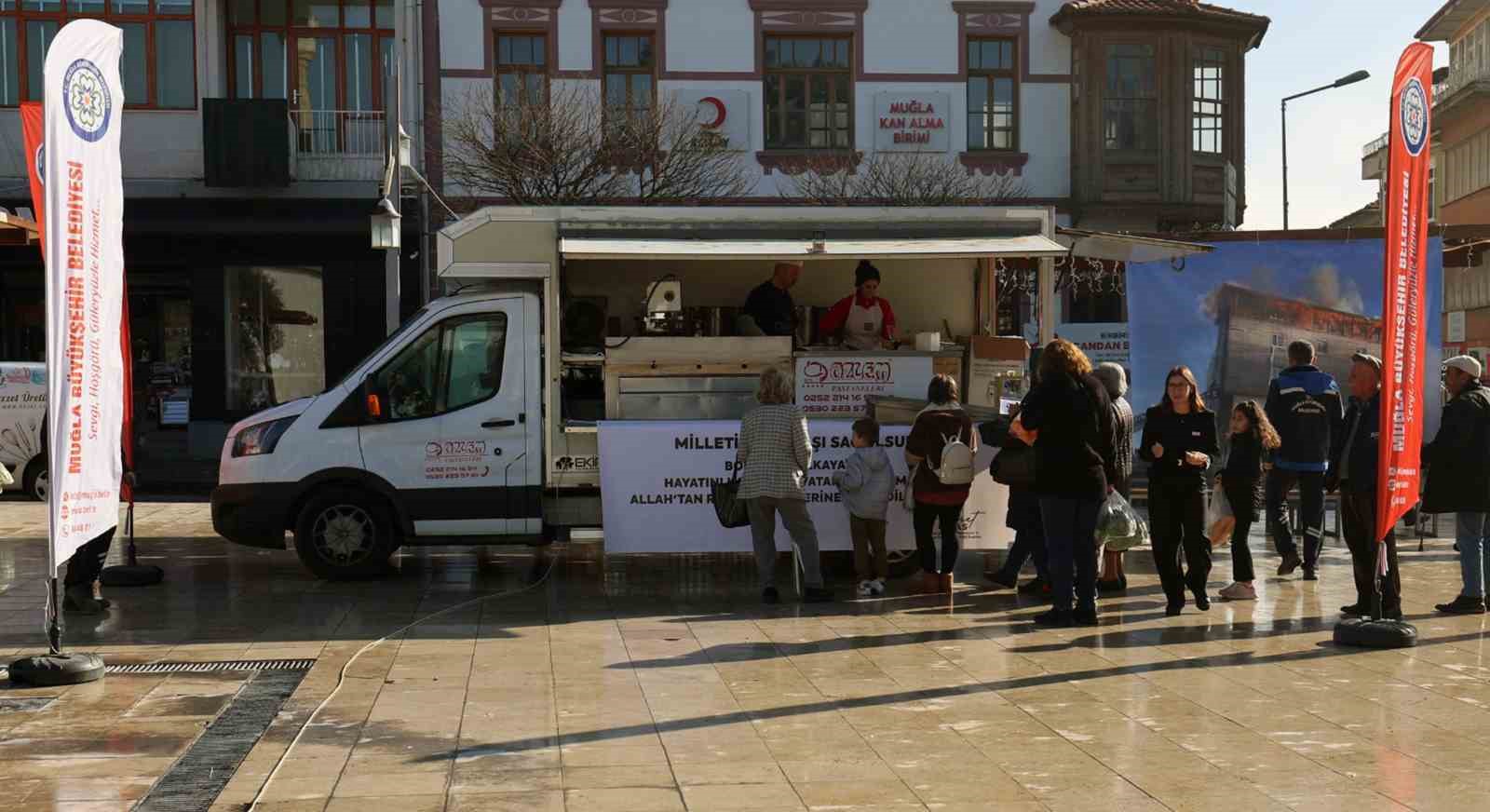 Büyükşehir yangında hayatını kaybedenler için lokma dağıttı
