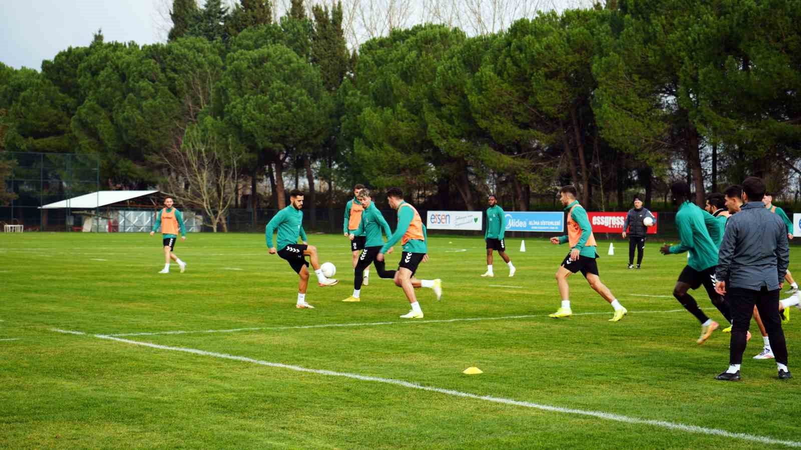 Sakaryaspor, Manisa FK mesaisinde
