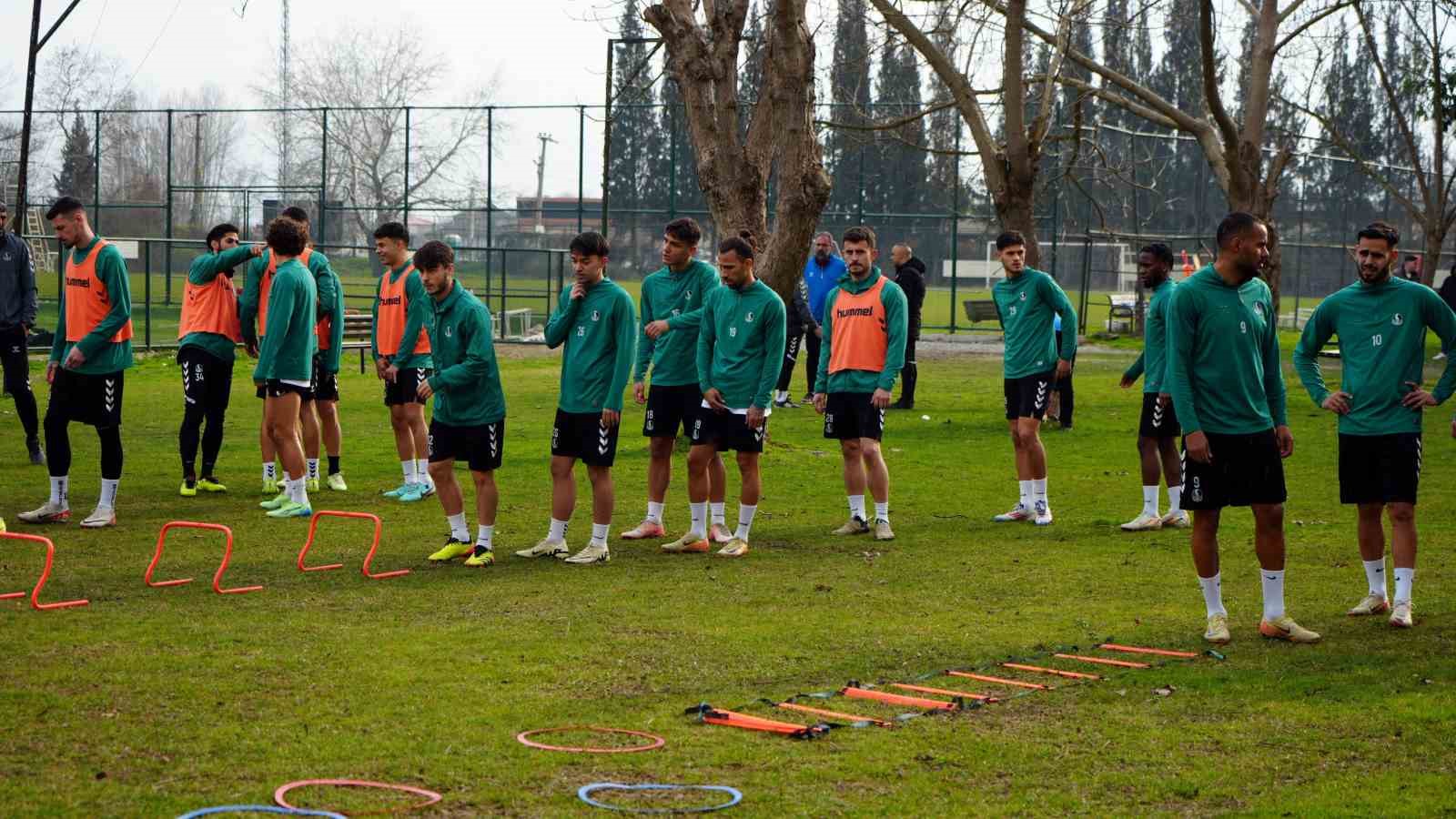 Sakaryaspor, Manisa FK mesaisinde
