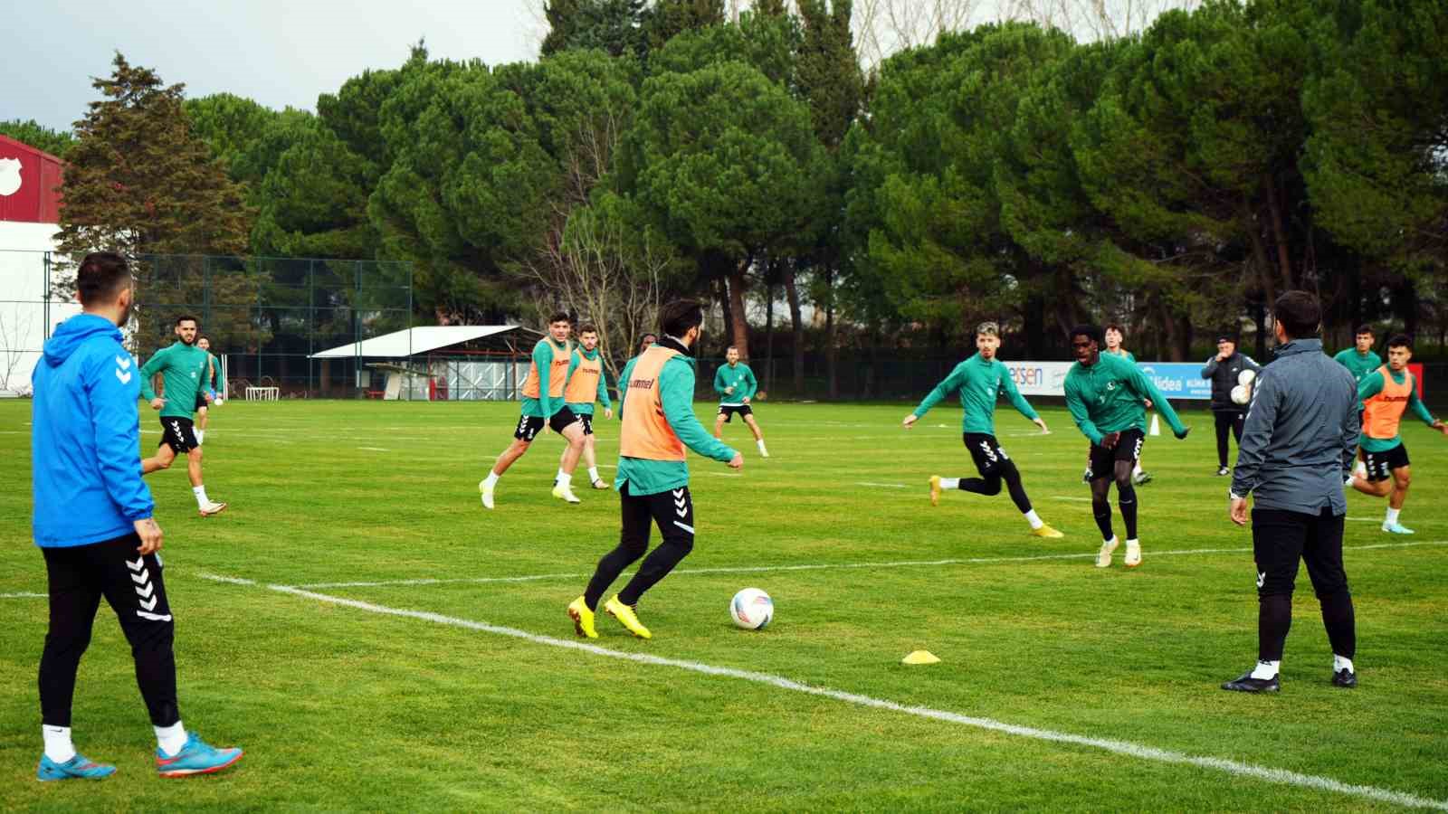 Sakaryaspor, Manisa FK mesaisinde
