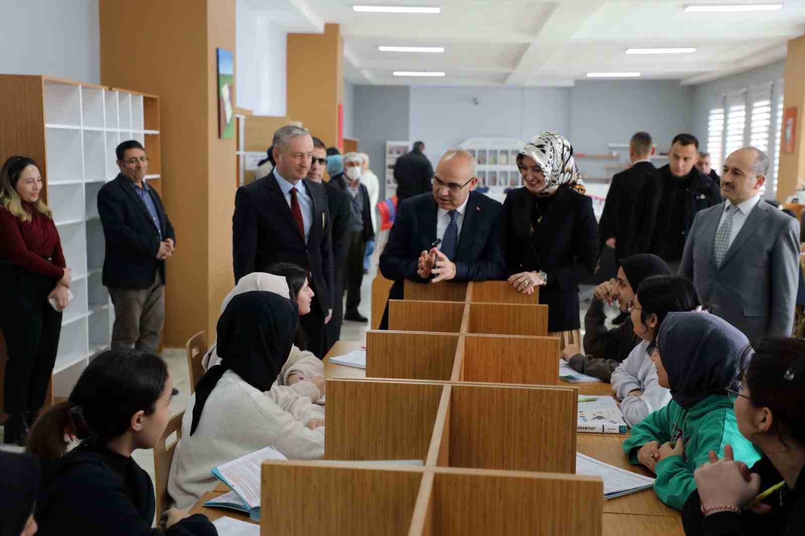 Ağrı Valisi Koç, üniversite sınavına hazırlanan öğrencilere destek oldu
