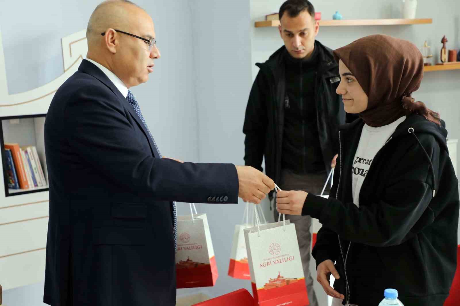 Ağrı Valisi Koç, üniversite sınavına hazırlanan öğrencilere destek oldu
