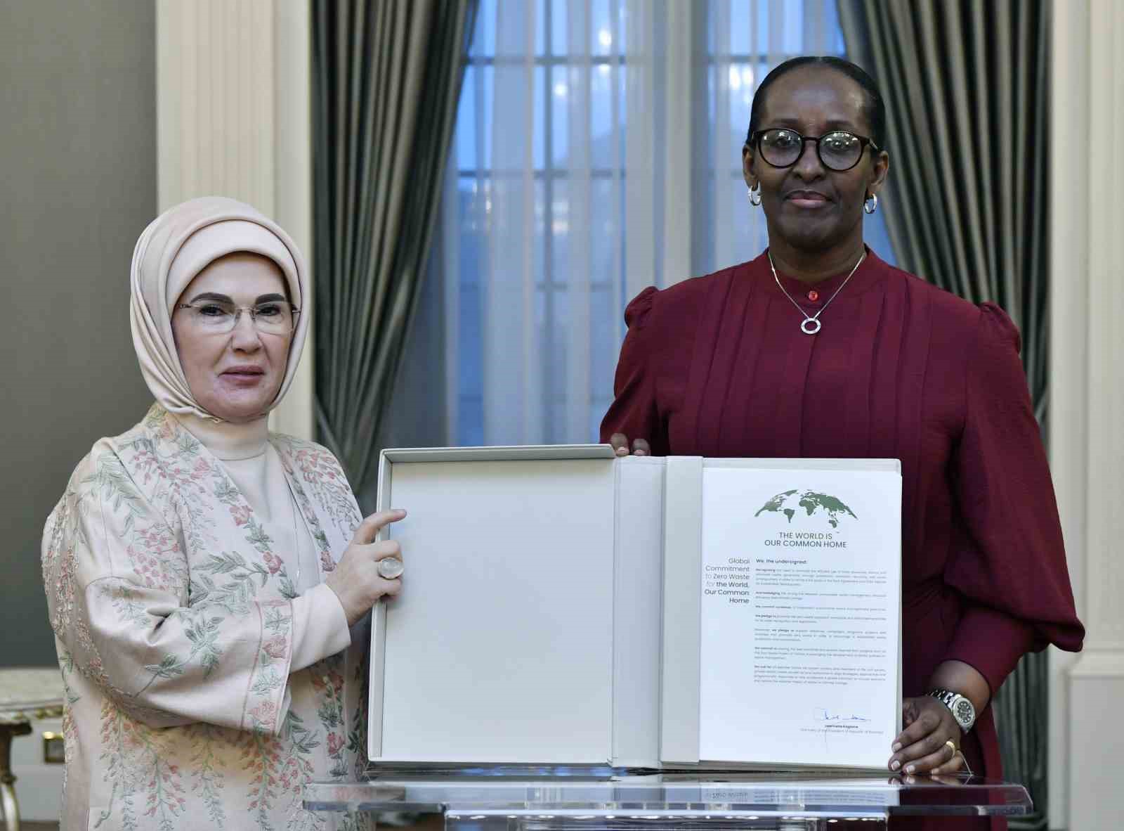 Emine Erdoğan, Ruanda Cumhurbaşkanı’nın eşi Jeannette Kagame ile bir araya geldi
