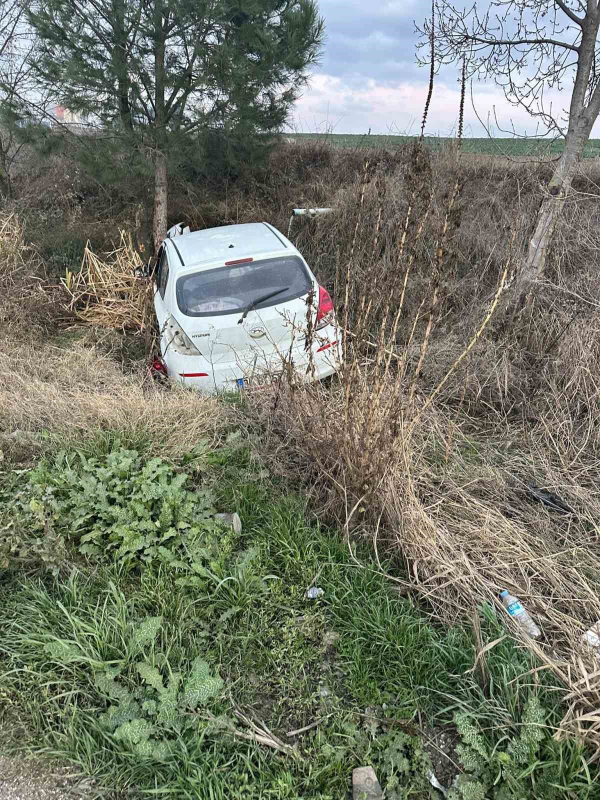 Kontrolden çıkan otomobil ağaca çarptı
