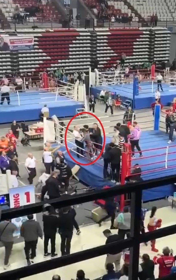 Kick boks maçında kavga ring dışına taştı: 1’i hakem 2 yaralı
