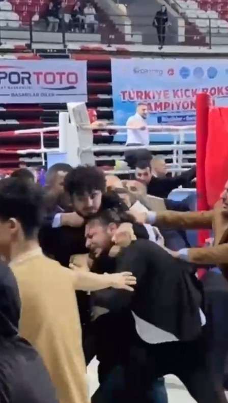 Kick boks maçında kavga ring dışına taştı: 1’i hakem 2 yaralı
