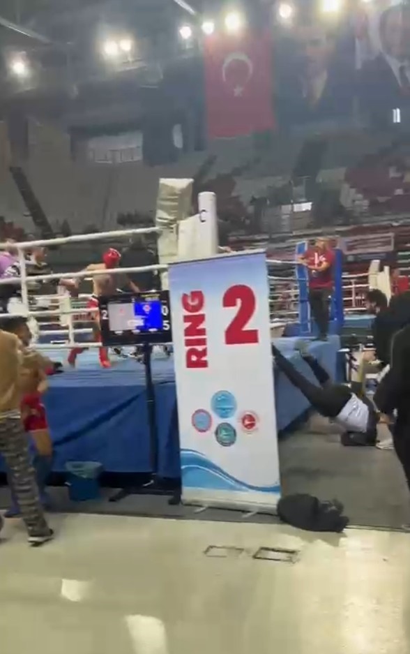 Kick boks maçında kavga ring dışına taştı: 1’i hakem 2 yaralı
