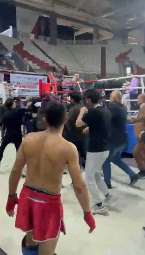 Kick boks maçında kavga ring dışına taştı: 1’i hakem 2 yaralı
