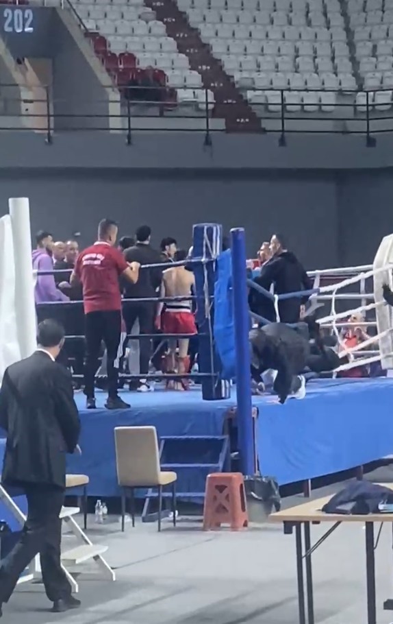 Kick boks maçında kavga ring dışına taştı: 1’i hakem 2 yaralı
