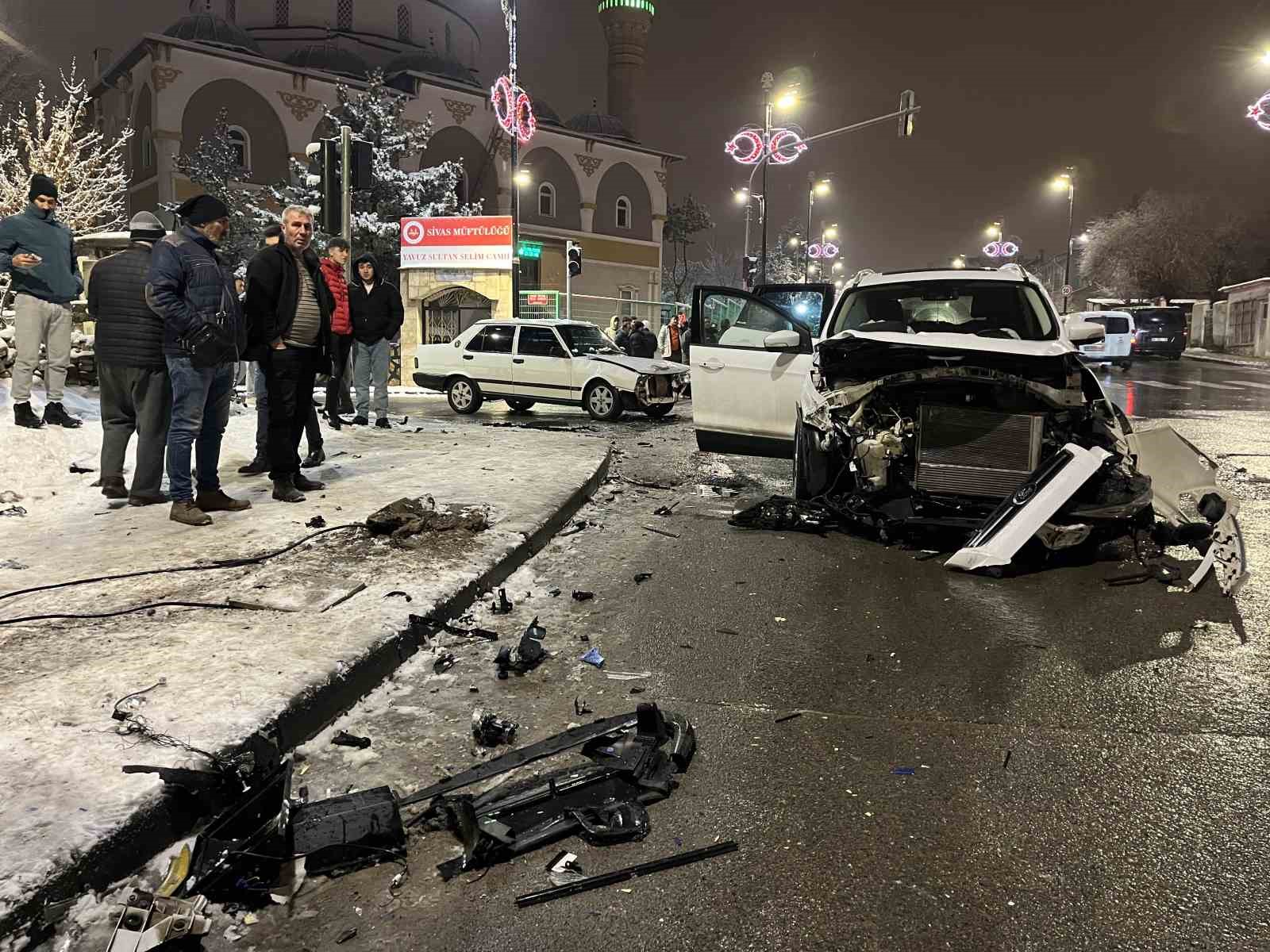 Üç aracın hurdaya döndüğü kazada yaralanan olmadı
