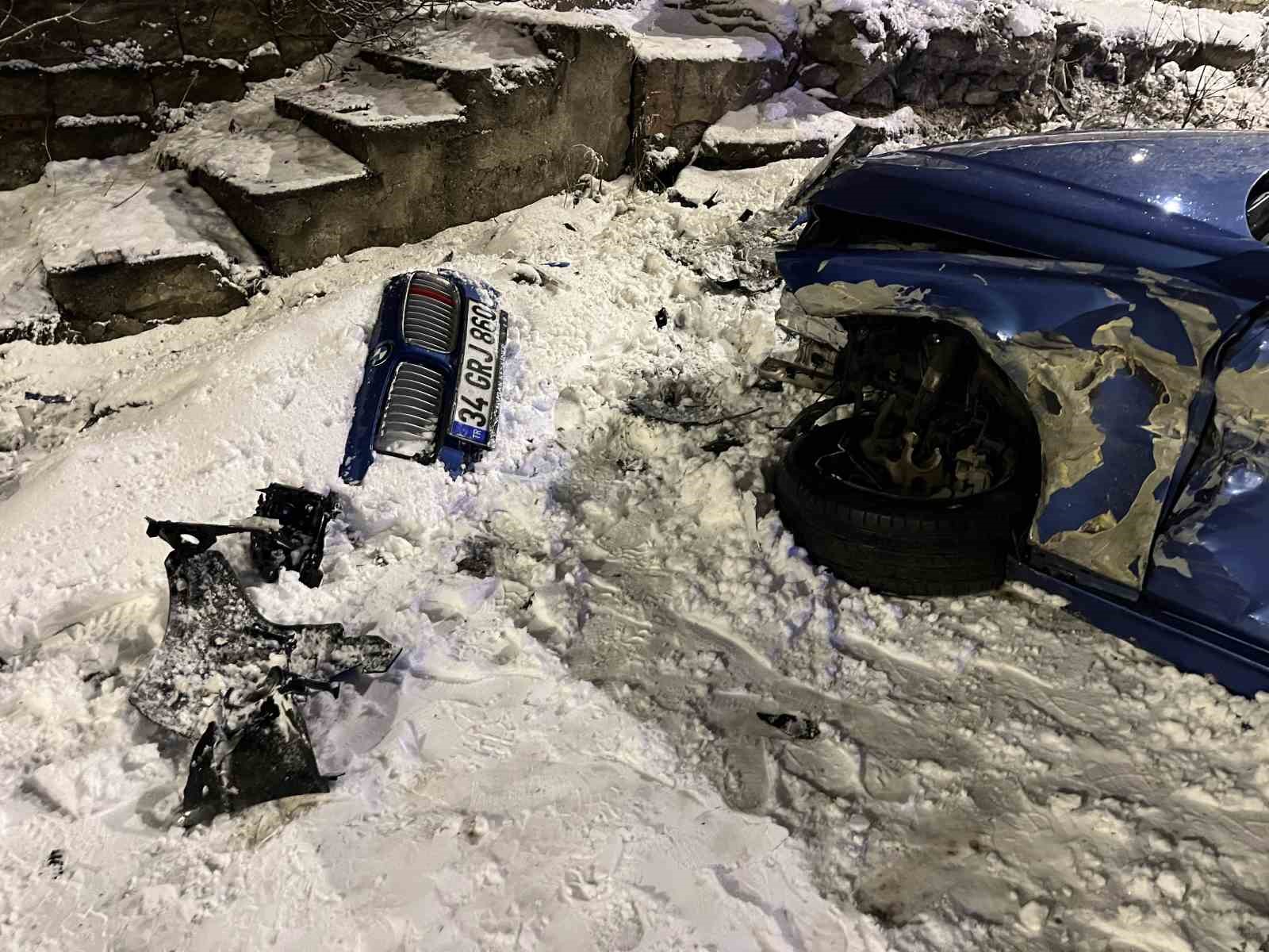 Üç aracın hurdaya döndüğü kazada yaralanan olmadı
