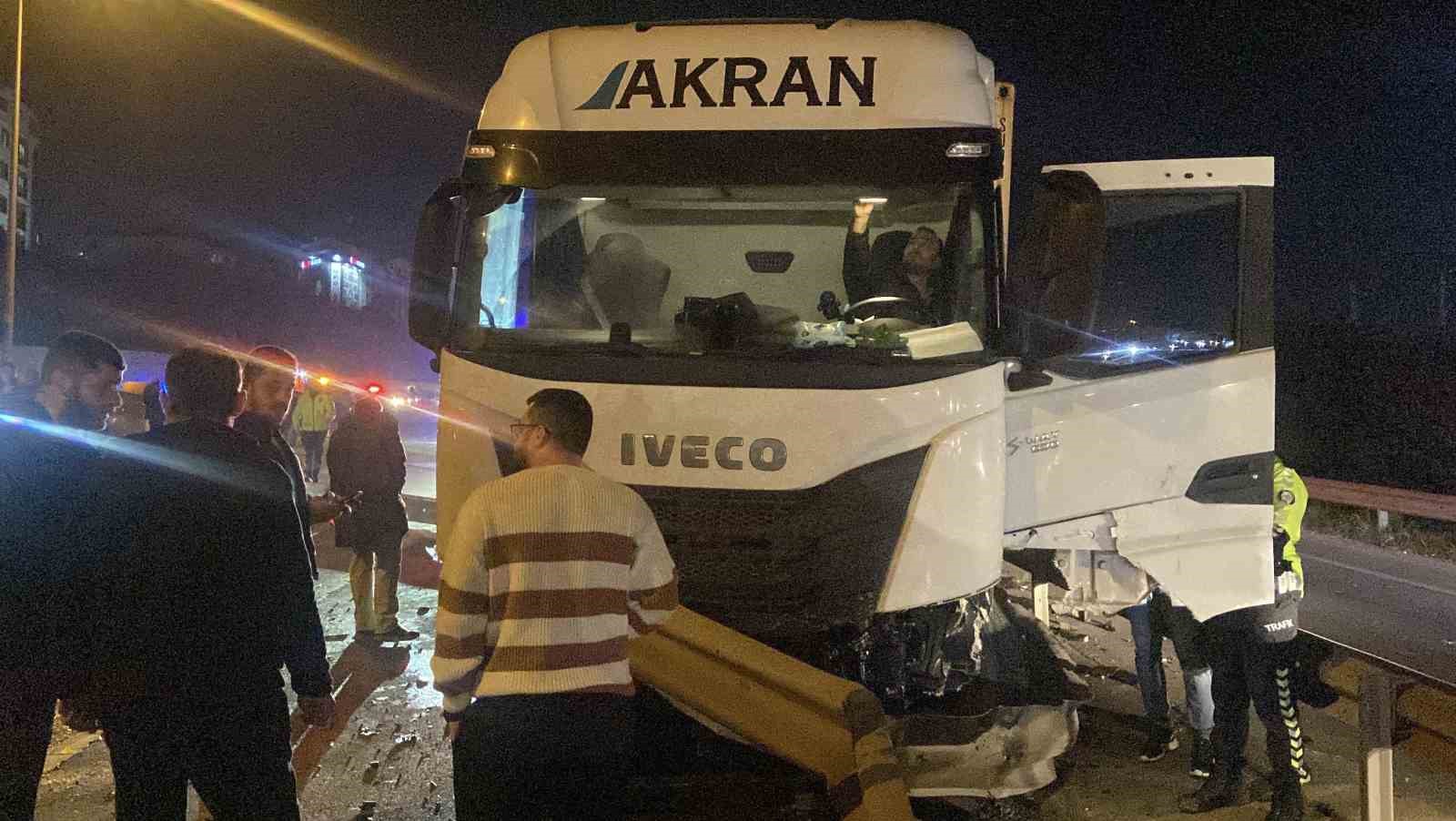 Tır, otomobil ile kamyonete çarptı: 4 yaralı
