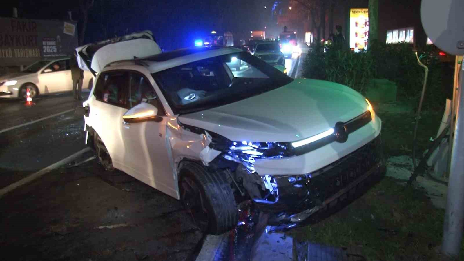 Sarıyer’de kontrolden çıkan otomobil, ışıklarda bekleyen 6 araca çarptı: 3 yaralı
