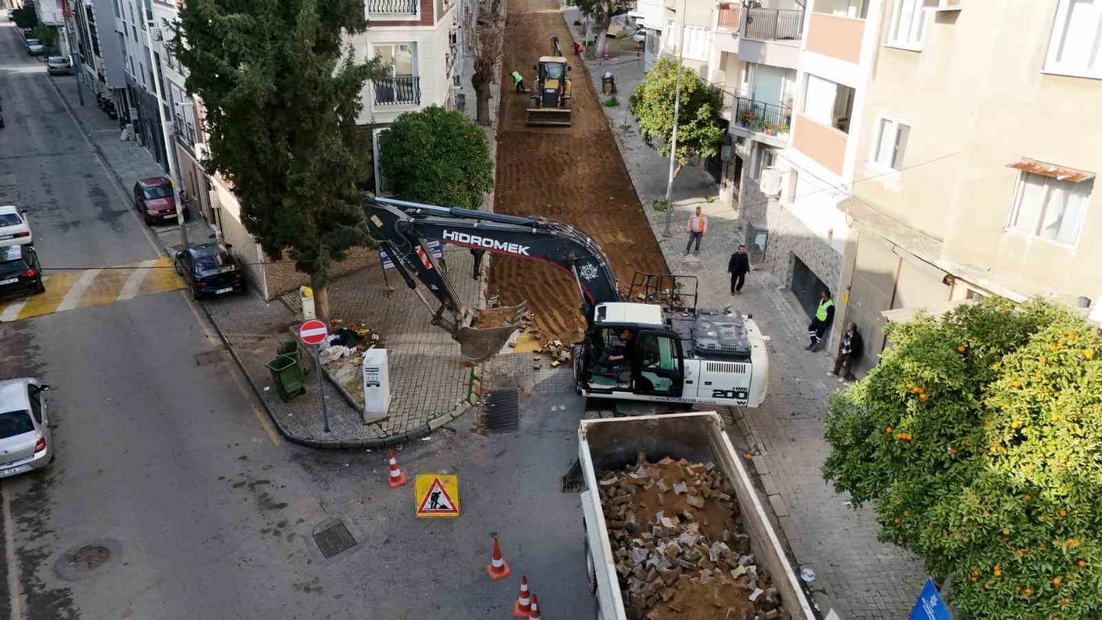 Büyükşehir Efeler’in yollarını yeniliyor
