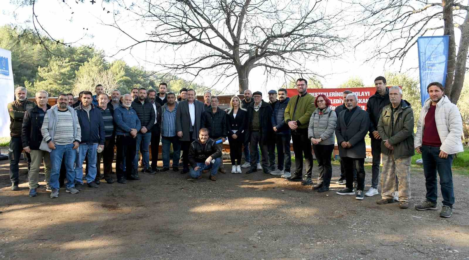 Kuşadası Belediyesi’nden arıcılara malzeme desteği
