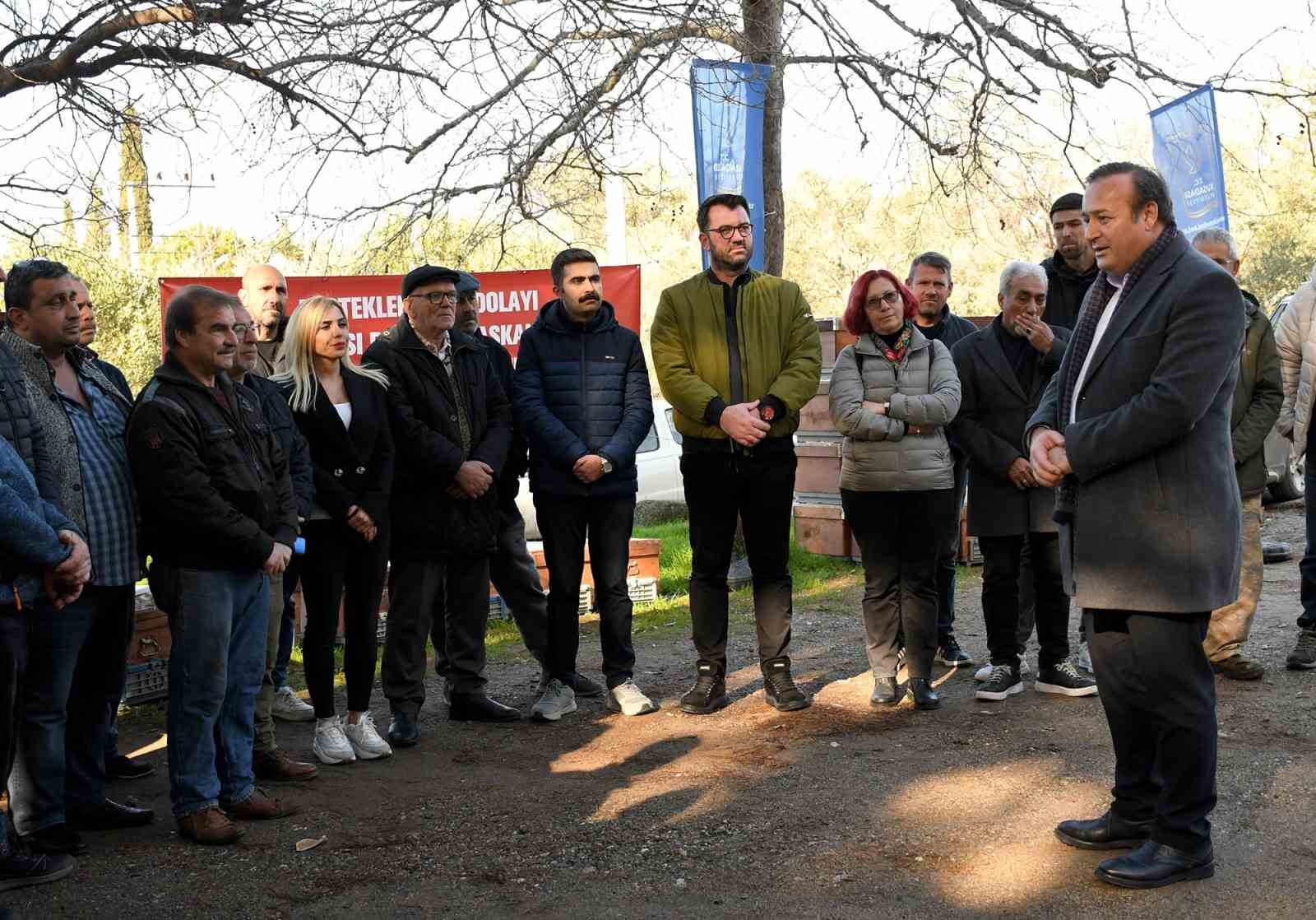 Kuşadası Belediyesi’nden arıcılara malzeme desteği
