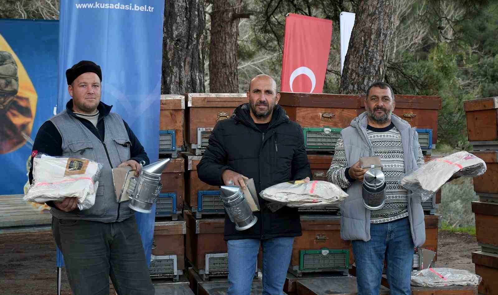 Kuşadası Belediyesi’nden arıcılara malzeme desteği
