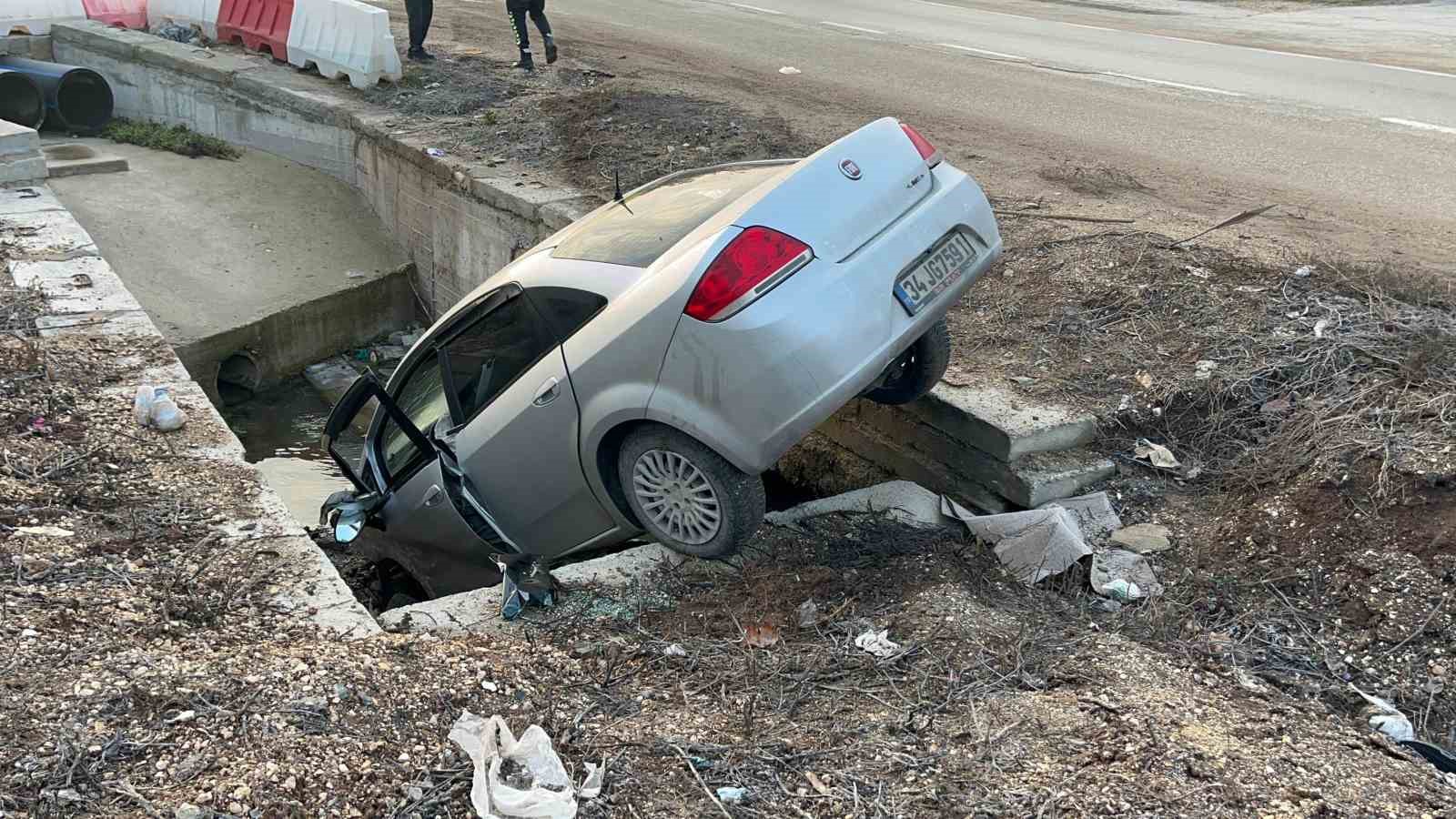 Kayganlaşan yoldan çıkan araç kanala uçtu
