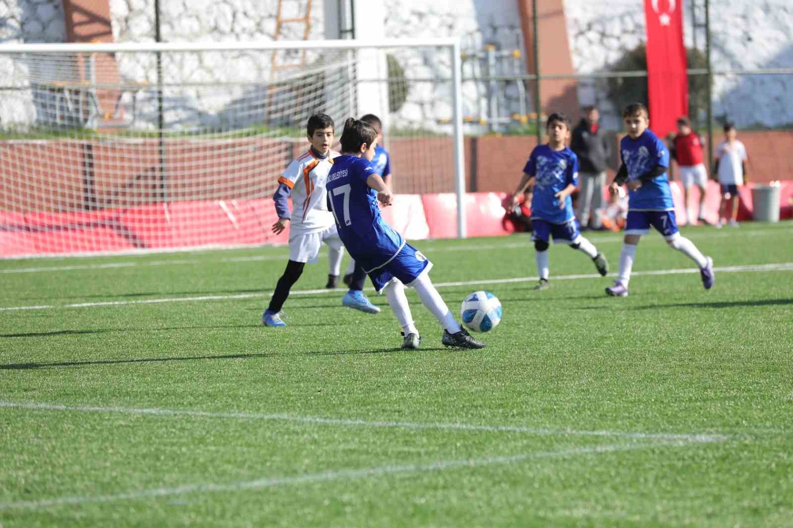 Bayraklı’da U-10 Cup turnuvası görkemli finalle tamamlandı
