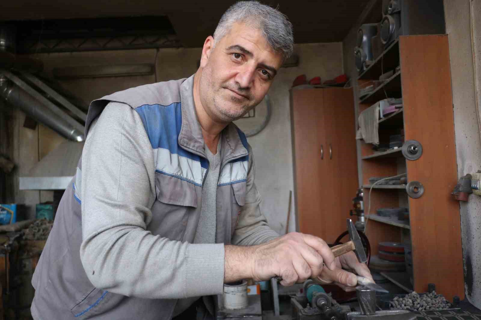 Destek kredisi de çare olmadı, Sivaslı kemik tarak ustası mesleği tamamen bırakıyor
