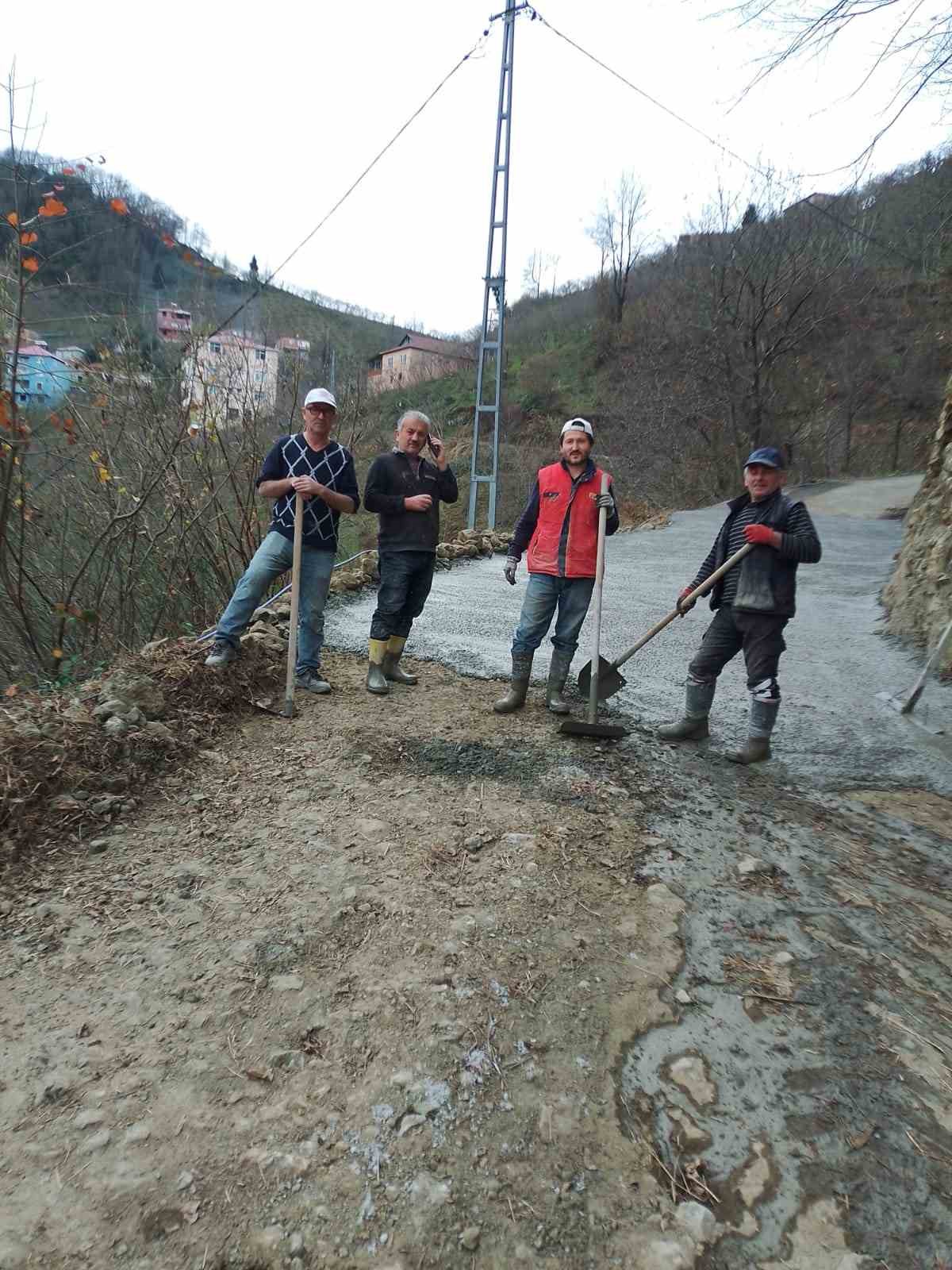 Köylülerden yol yapımında dayanışma örneği
