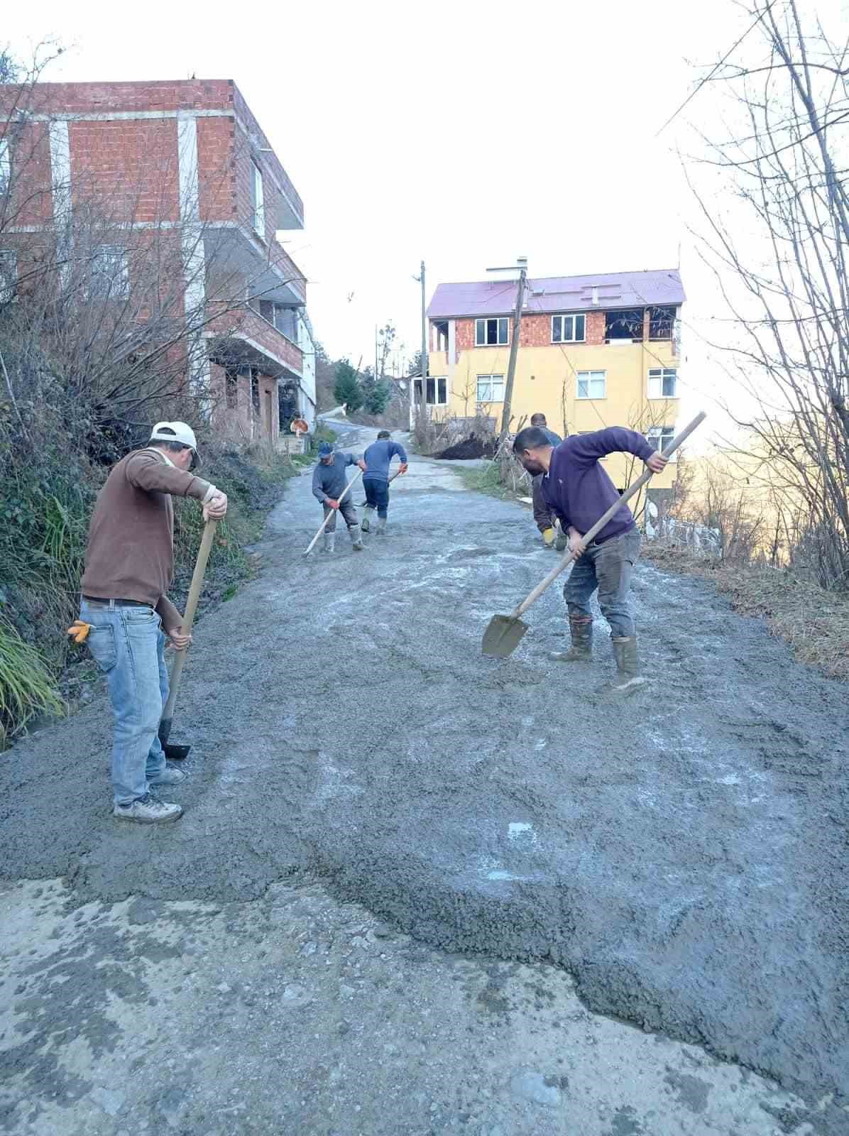 Köylülerden yol yapımında dayanışma örneği
