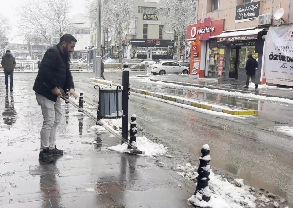 Erzincan’da sömestir tatilinde çocuklar kar heyecanı yaşadı
