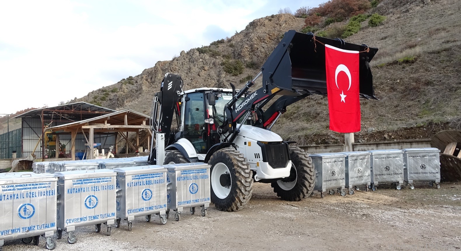 Tavşanlı ilçesine konteynerler ve yeni kepçe teslim edildi
