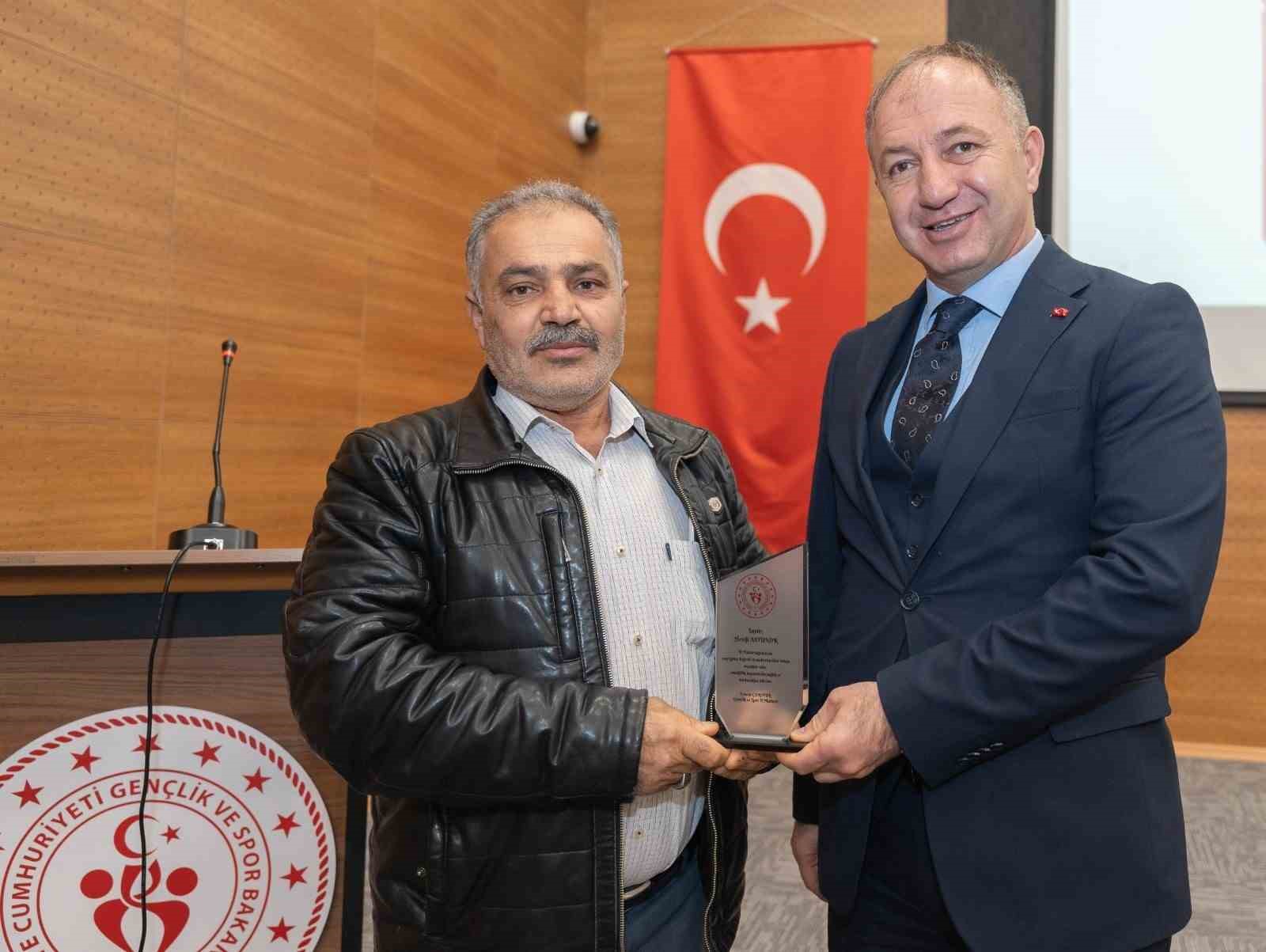 Emektar personeli plaketle uğurlandılar
