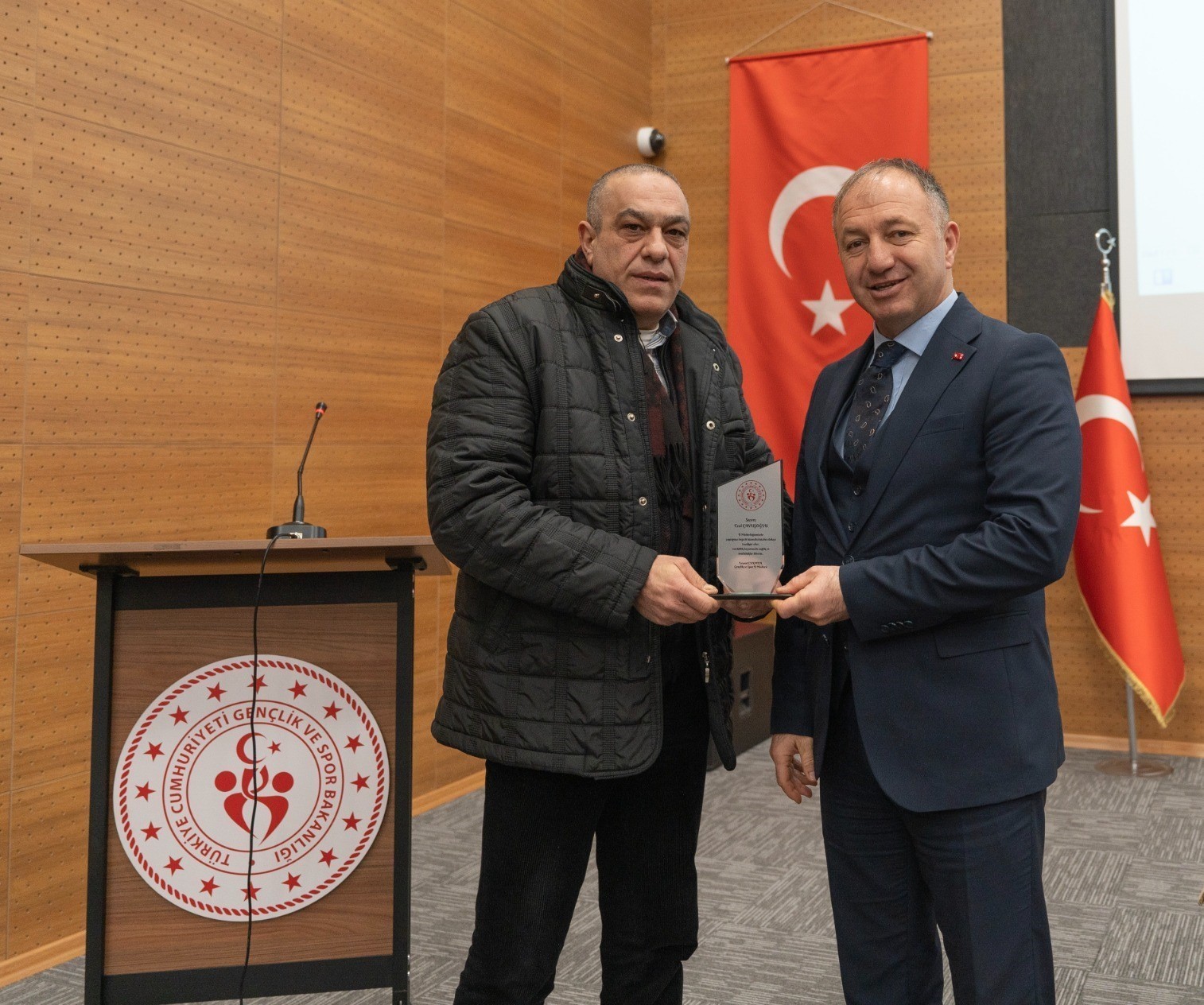 Emektar personeli plaketle uğurlandılar
