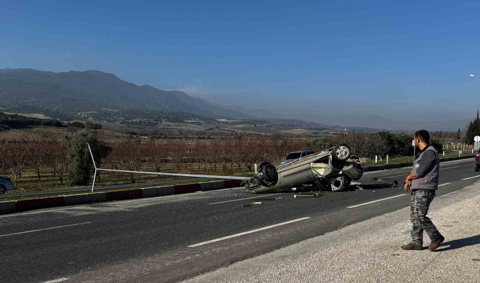 Aydınlatma direğine çarpıp takla atan otomobil hurdaya döndü; 2 yaralı
