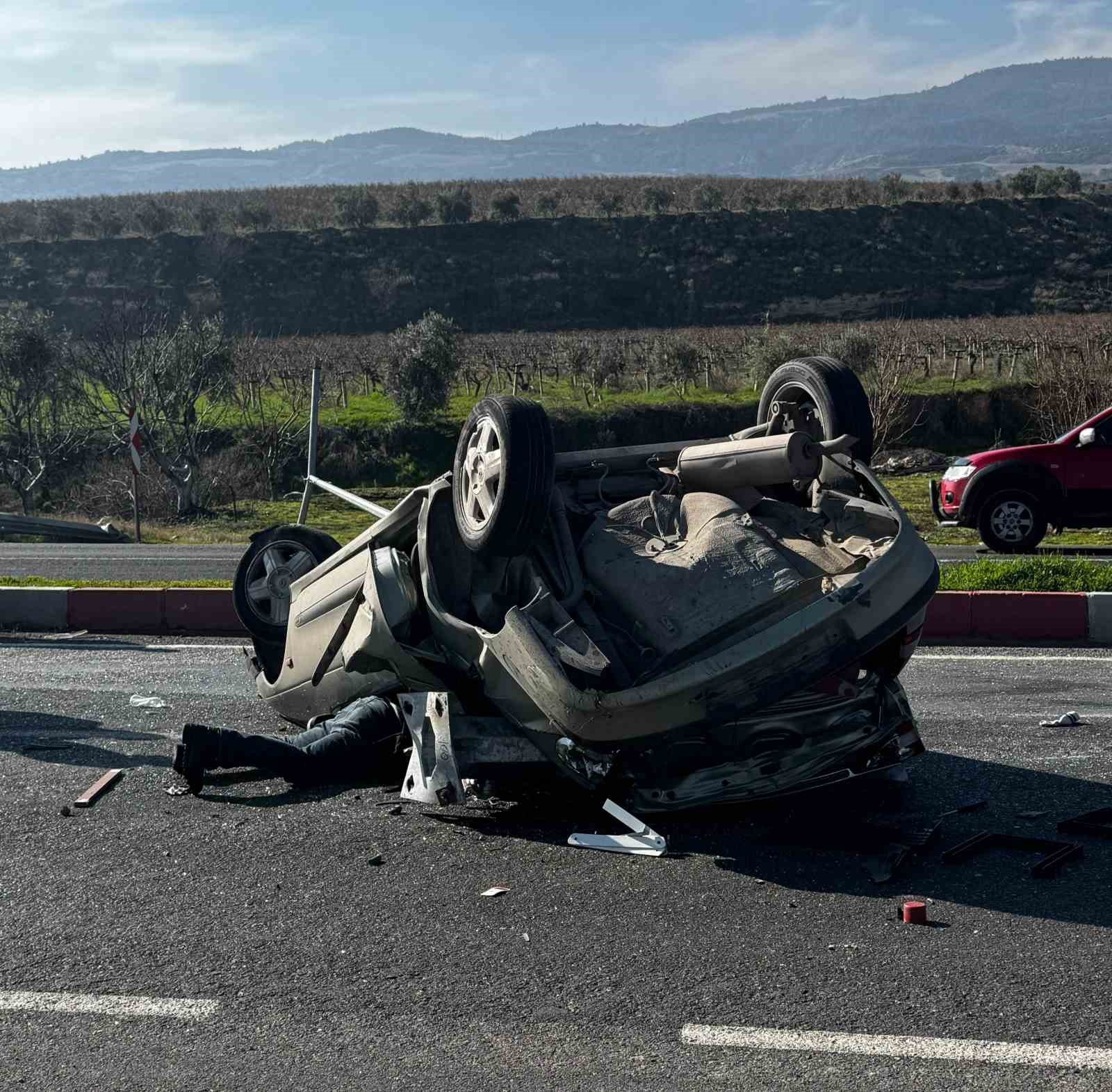 Aydınlatma direğine çarpıp takla atan otomobil hurdaya döndü; 2 yaralı
