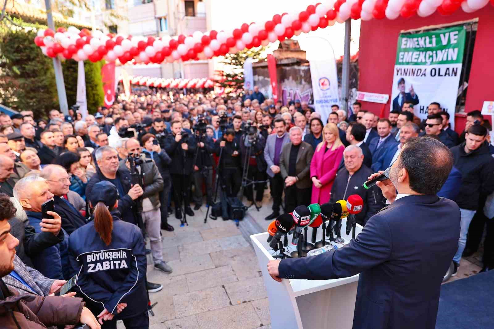 Denizli’de emekliye çay bedava oldu
