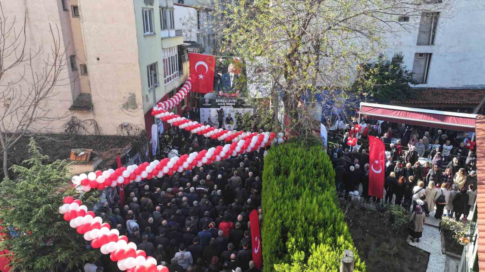 Denizli’de emekliye çay bedava oldu
