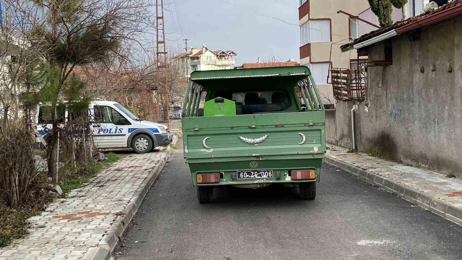 Arkadaşını balta ile öldürdü, evin önüne çıkıp ’adam öldürdüm’ diye bağırdı
