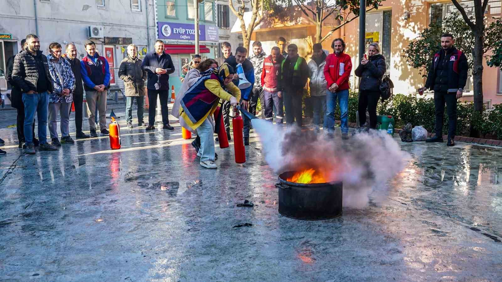 Beyoğlu Belediyesi çalışanlarına yangınla mücadele eğitimi verildi
