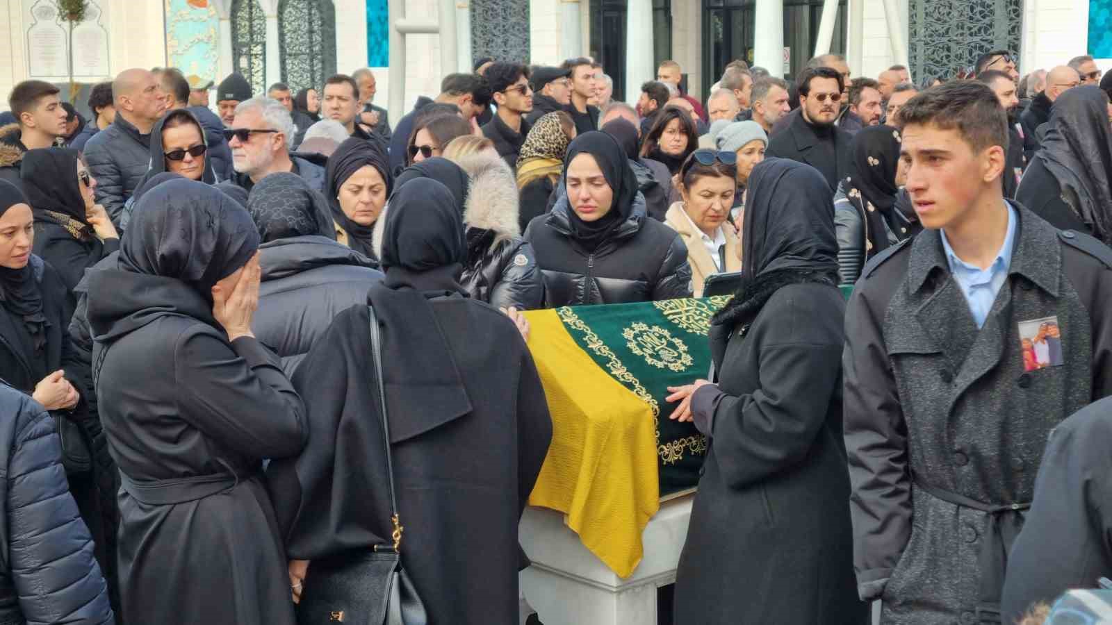 Vücudundaki kırıklara aldırmadı, özel izinle eşi ve 2 çocuğunu son yolculuklarına uğurladı
