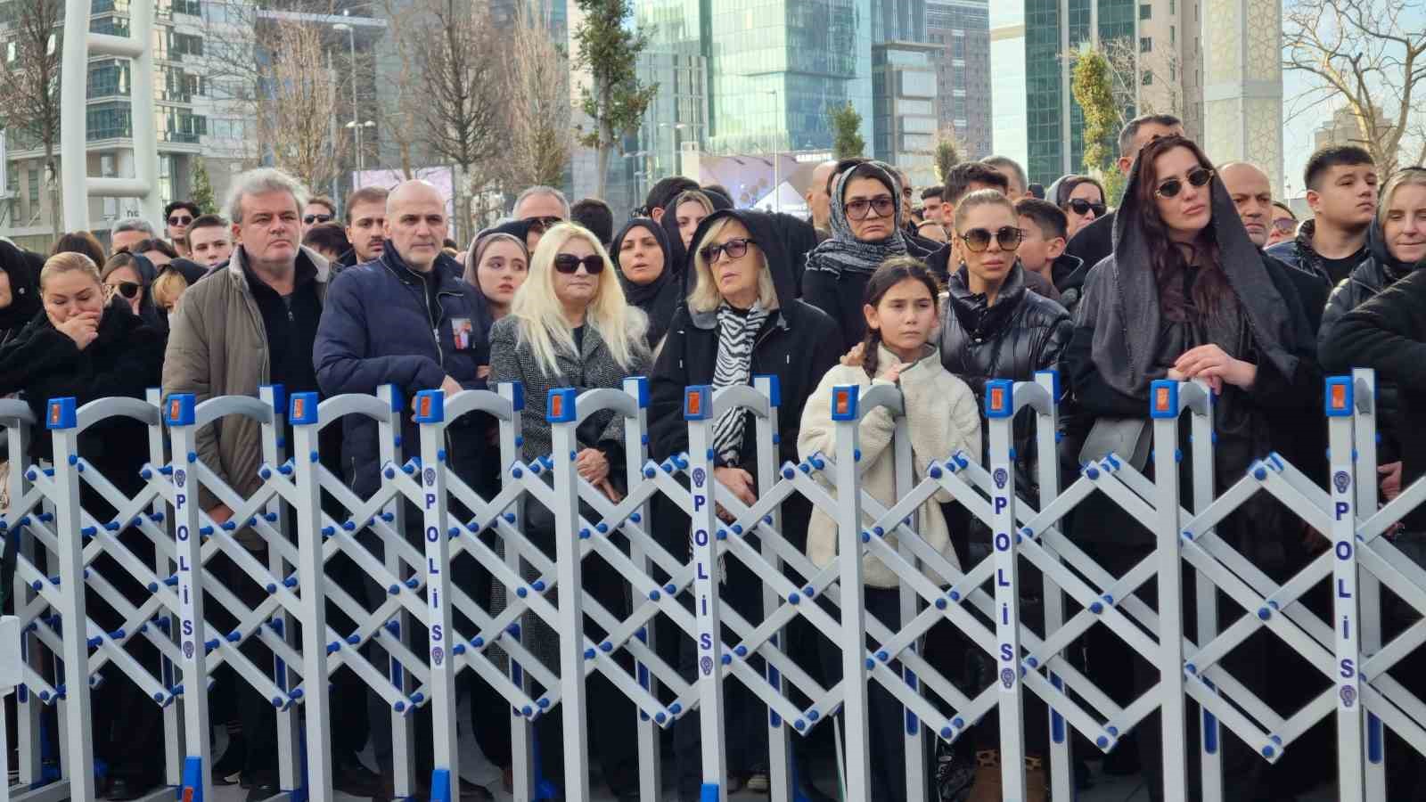 Vücudundaki kırıklara aldırmadı, özel izinle eşi ve 2 çocuğunu son yolculuklarına uğurladı
