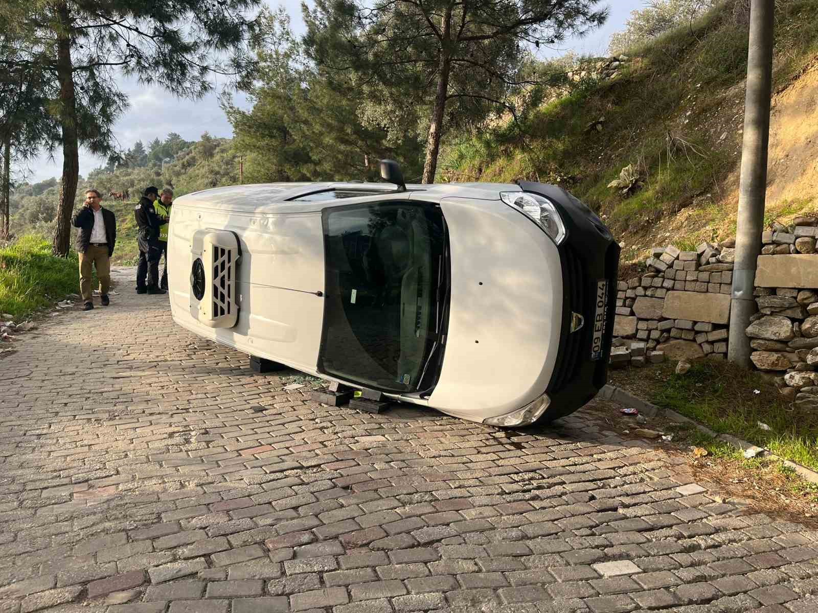 Hakimiyeti kaybolan ticari araç savrularak yan yattı
