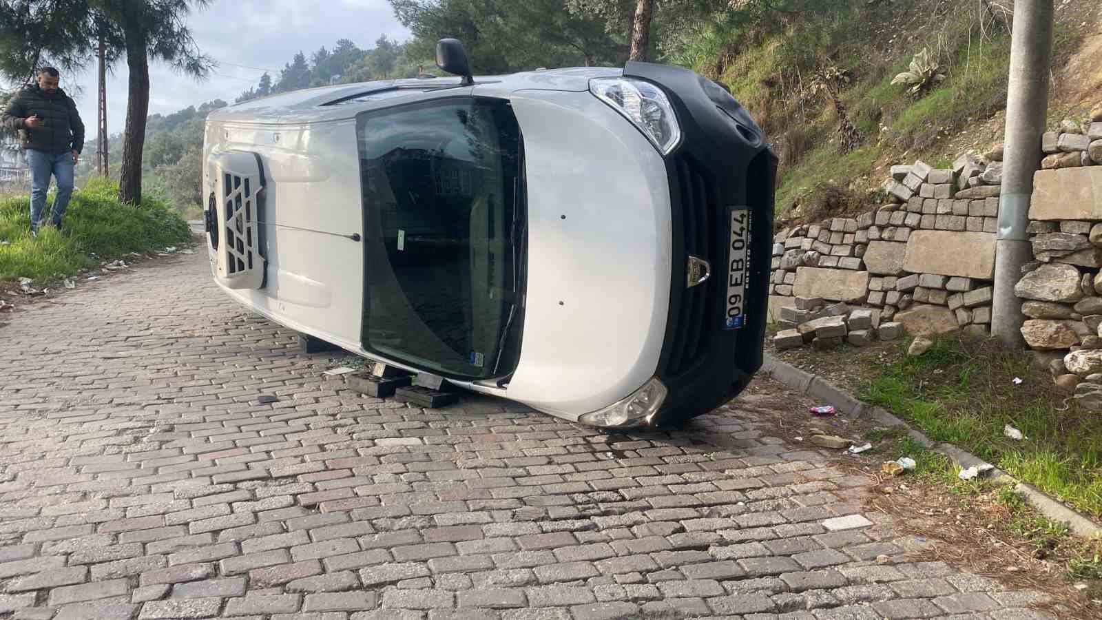 Hakimiyeti kaybolan ticari araç savrularak yan yattı
