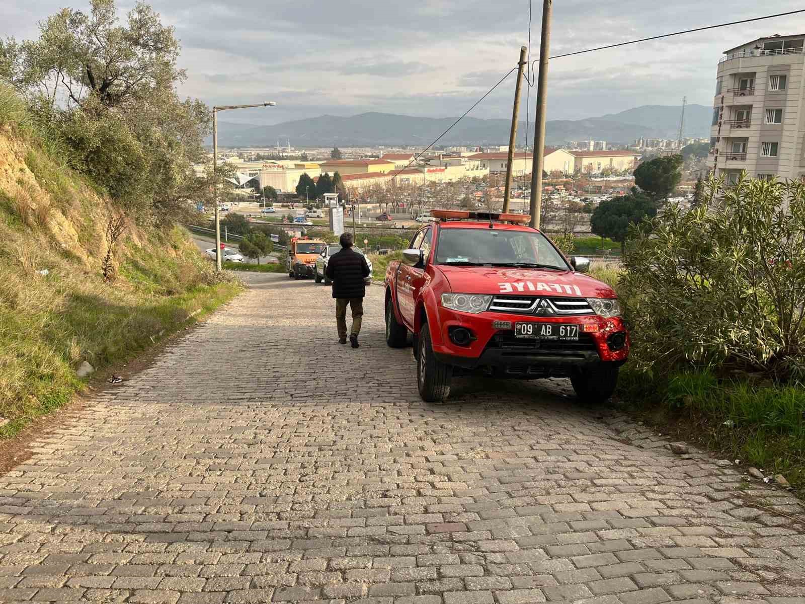 Hakimiyeti kaybolan ticari araç savrularak yan yattı
