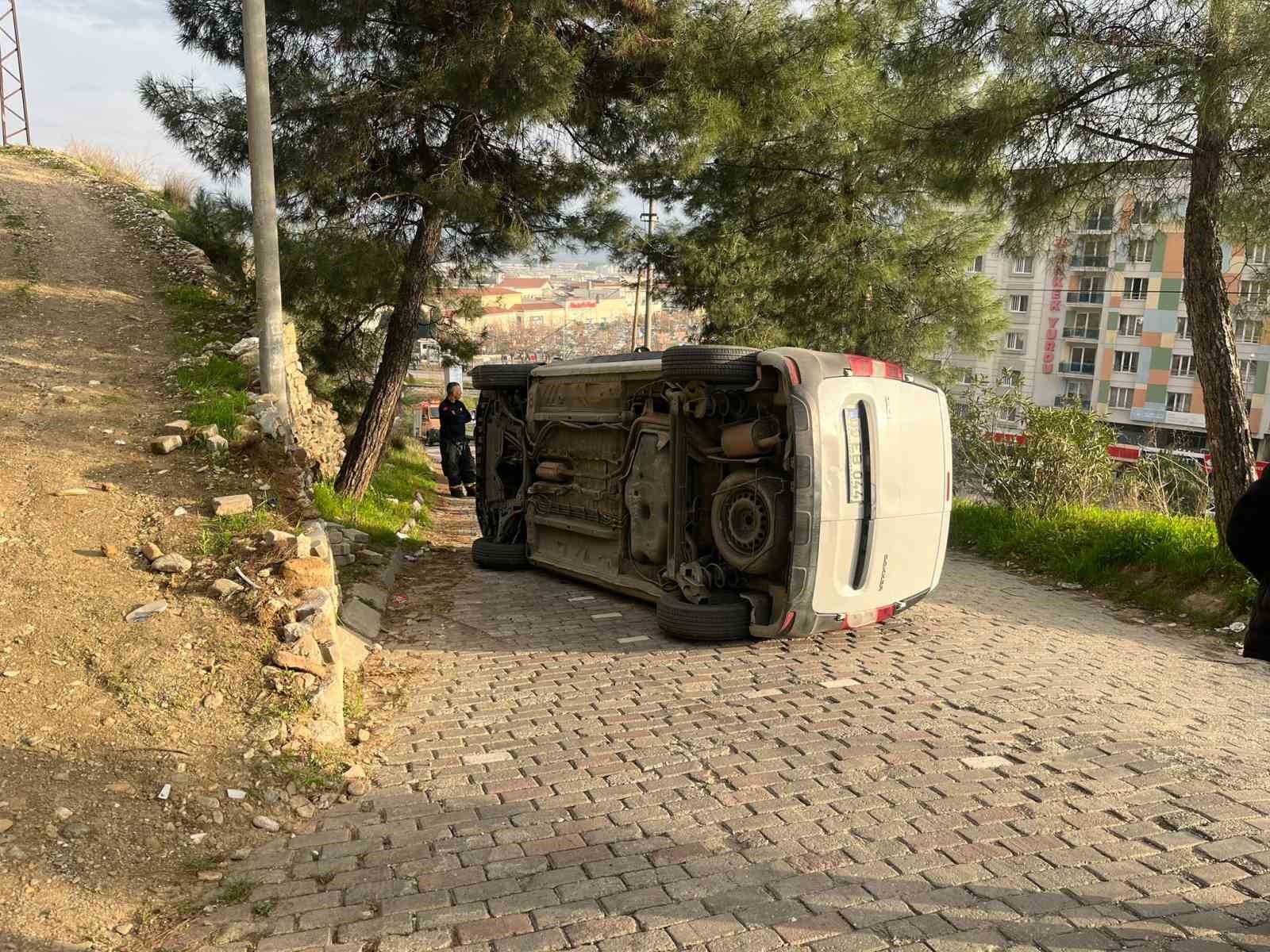 Hakimiyeti kaybolan ticari araç savrularak yan yattı
