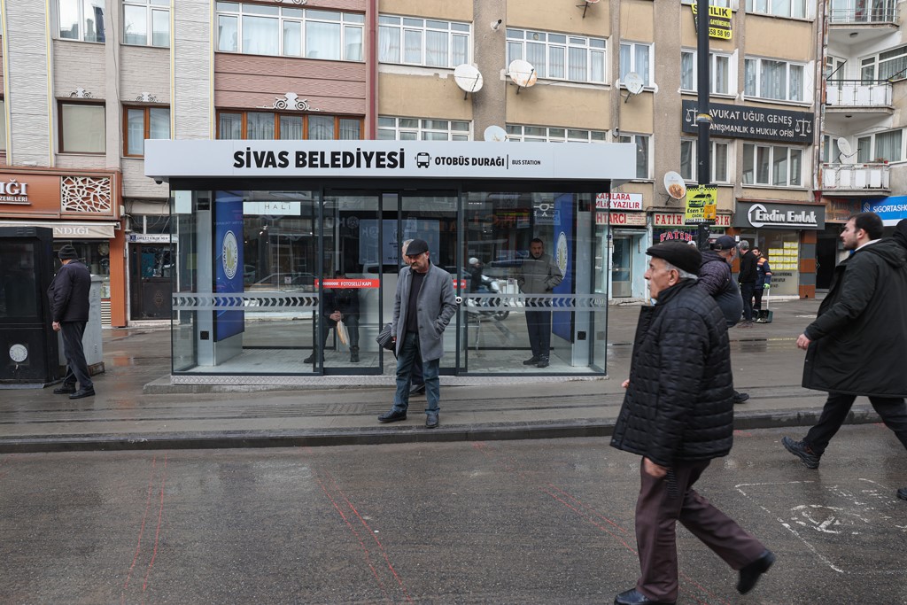 Sivas’ta yeni akıllı ve kapalı duraklar hizmete sunuldu
